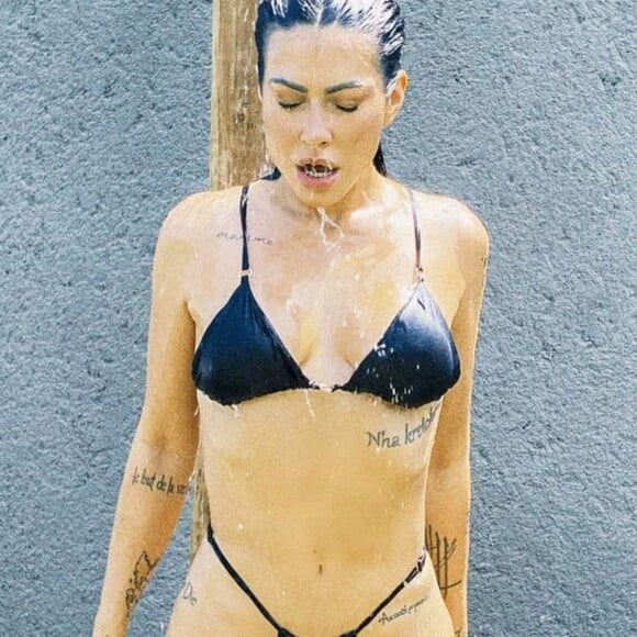 Cleo rouba a cena com microbiquíni na web