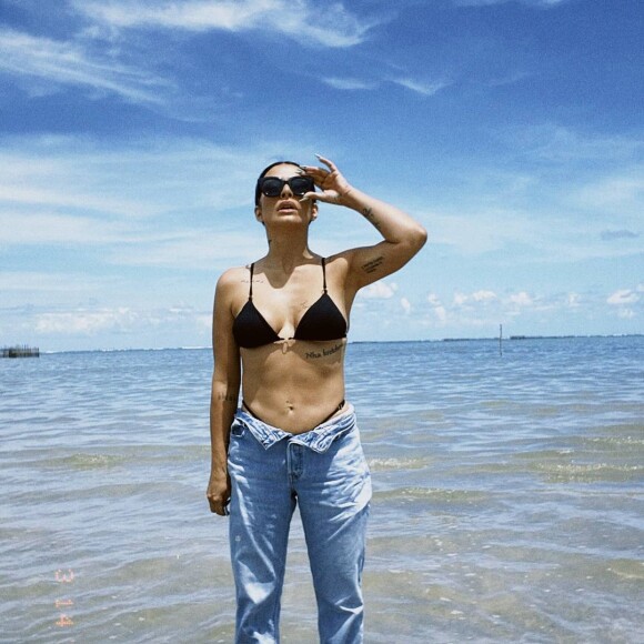Cleo combina microbiquíni com calça jeans em ensaio fotográfico