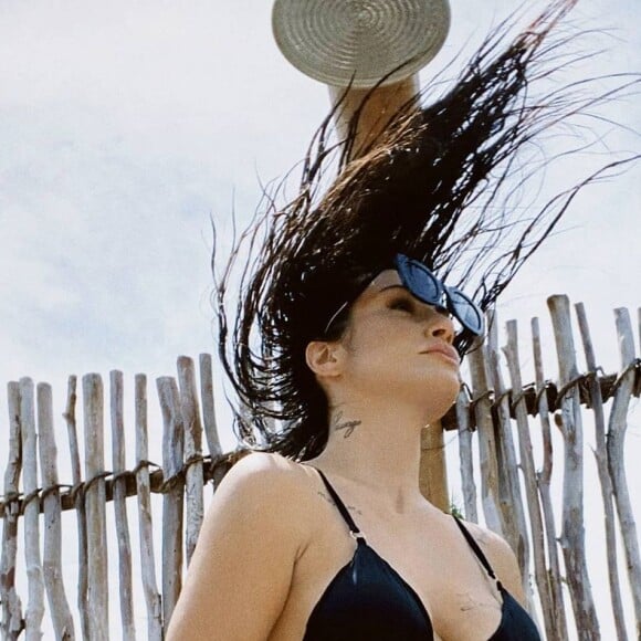 Biquíni de Cleo é composto por top cortininha e calcinha no modelo asa-delta tradicional, com laterais mais finas para não marcar e regular melhor ao corpo