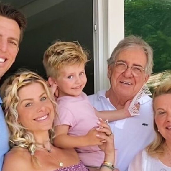 Karina Bacchi e Amaury Nunes fazem fotos juntos em meio a crise no casamento