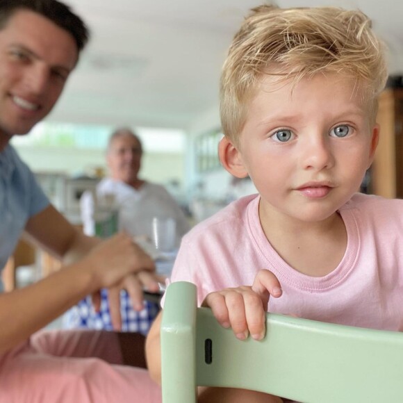 Semelhança de Enrico com Karina Bacchi surpreende a web