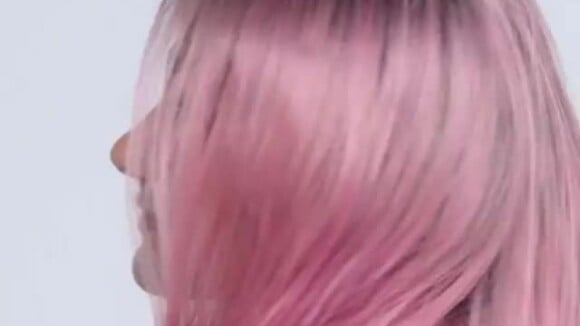 Sasha Meneghel usou lace para ficar com cabelo rosa