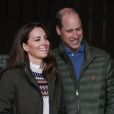Kate Middleton e William apareceram em clima romântico em fotos por bodas de 10 anos de casamento