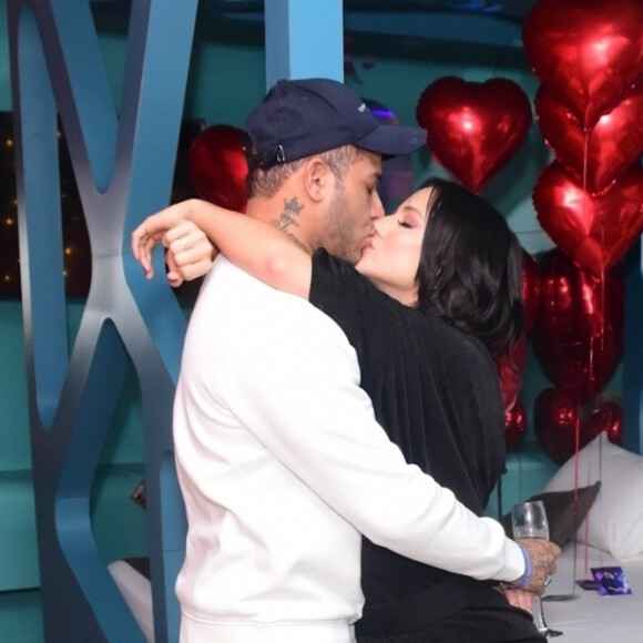 Gabi Martins encheu o namorado, Tierry, de beijos 