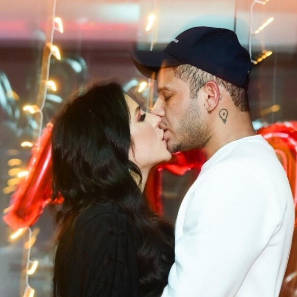 Gabi Martins e Tierry trocam beijos enquanto são fotografados 