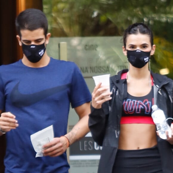 Namorados, Bruna Marquezine e Enzo Celulari treinam juntos em academia de luxo em São Paulo