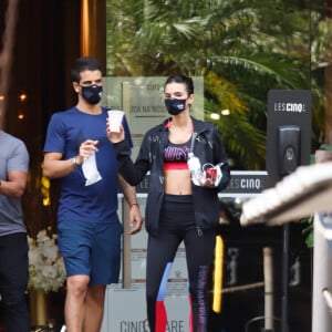 Bruna Marquezine combinou top cropped e legging em look fitness