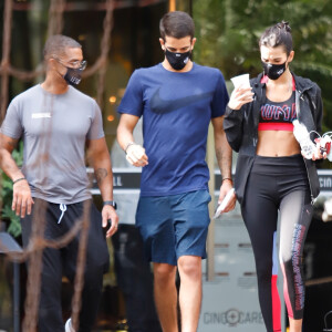 Bruna Marquezine combinou jaqueta, top cropped e calça legging em look fitness