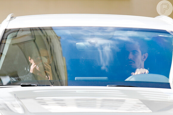 Bruna Marquezine e Enzo Celulari só tiraram as máscaras de proteção dentro do carro