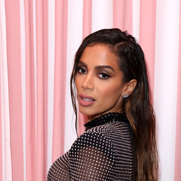 Anitta valorizou corpo em vestido transparente curtinho em festa de 'Girl From Rio'