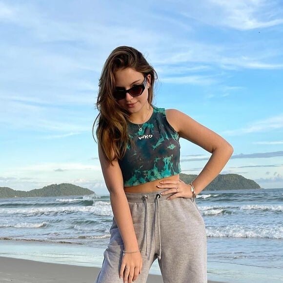 Sophia Valverde postou foto na praia com Igor Jansen e perguntou aos fãs: 'Qual a legenda que vocês dão?'