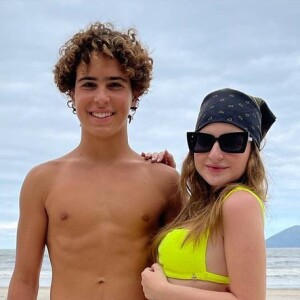 Sophia Valverde e Igor Jansen fizeram foto na praia: 'Casalzão', elogiou fã