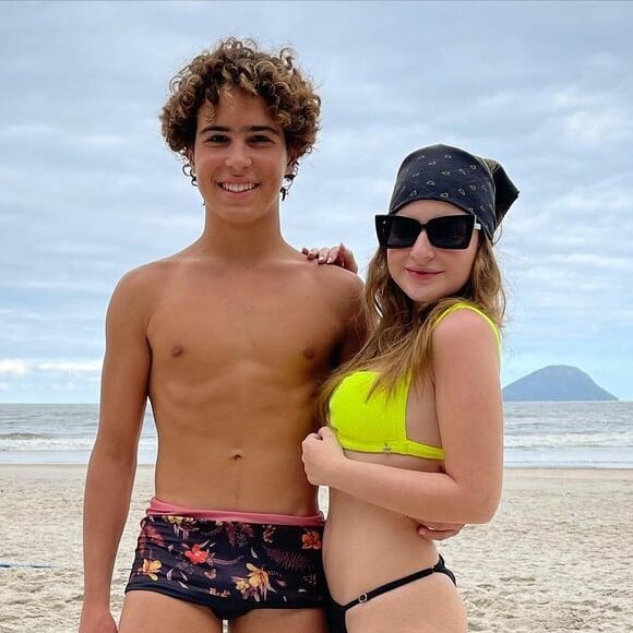 Sophia Valverde e Igor Jansen fizeram foto na praia: 'Casalzão', elogiou fã