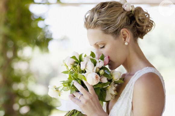 O coque baixo pode ser usado de diferentes maneiras no casamento de dia