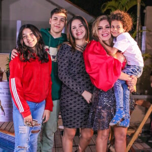 Simony com os 4 filhos, Pyetra, Ryan, Aysha e Anthony