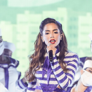 Anitta usa macacão com 45 mil cristais em performance de 'Girl From Rio' no Grammy latino
