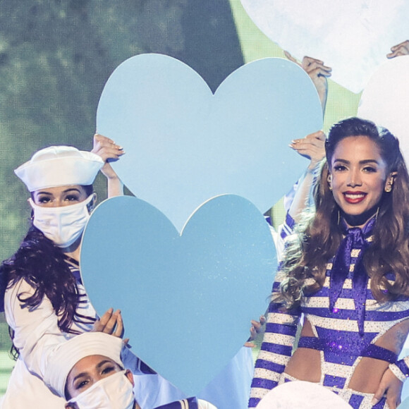 Look de Anitta tem inspiração nos anos 60, mas com ar moderno