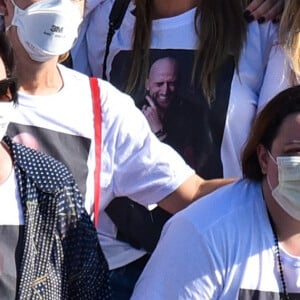 Família e famosos homenagearam Paulo Gustavo usando camisa com foto do artista estampado em cerimônia de cremação