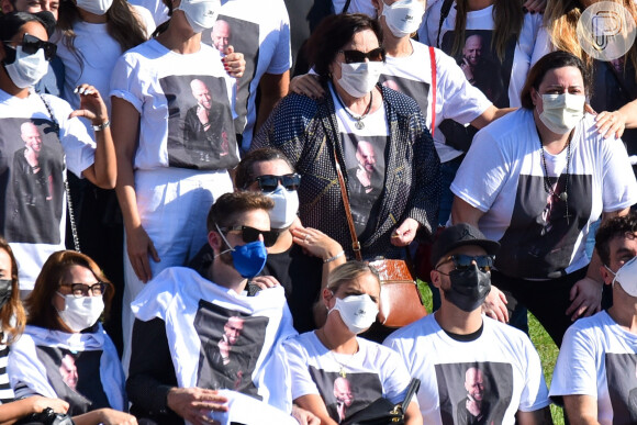 Família e famosos homenagearam Paulo Gustavo usando camisa com foto do artista estampado em cerimônia de cremação