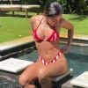 Anitta renova bronzeado e ajeita marquinha de biquíni na piscina