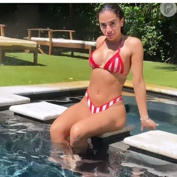 Anitta atrai elogios ao exibir corpo sequinho em fotos na piscina