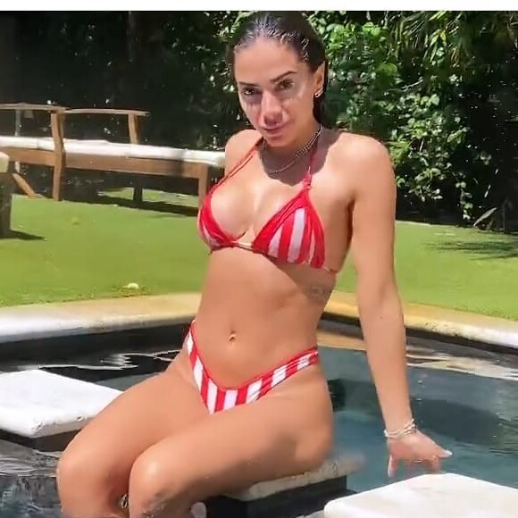Anitta atrai elogios ao exibir corpo sequinho em fotos na piscina