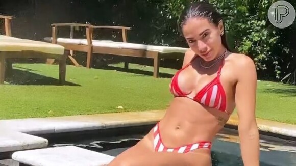 Anitta chama atenção com conjunto listrado em dia na piscina