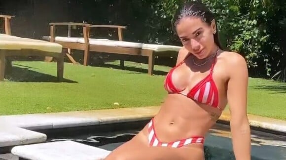 Anitta aposta em biquíni asa-delta listrado para piscina e corpo sequinho chama atenção