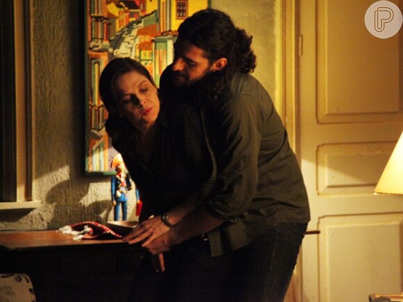 Em 'Império', Cora (Drica Moraes) pedirá ajuda a Jairo (Julio Machado) para sumir com corpo de Fernando (Erom Cordeiro)