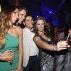 Andrea Santa Rosa e Márcio Garcia fazem selfie com César Filho e a mulher, Elaine Mickely, na festa de lançamento do programa 'Globo de Ouro Palco Viva', no Rio
