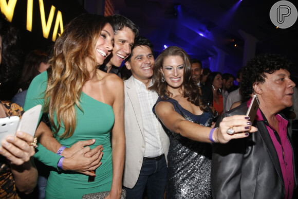 Andrea Santa Rosa e Márcio Garcia fazem selfie com César Filho e a mulher, Elaine Mickely, na festa de lançamento do programa 'Globo de Ouro Palco Viva', no Rio