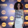 Isabel Fillardis escolheu blusa e saia para a festa de lançamento do programa 'Globo de Ouro Palco Viva', no Rio