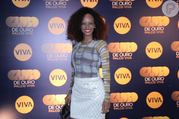 Isabel Fillardis escolheu blusa e saia para a festa de lançamento do programa 'Globo de Ouro Palco Viva', no Rio