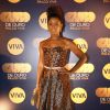 Érika Januza compareceu à festa de lançamento do programa 'Globo de Ouro Palco Viva' com vestido sem alças