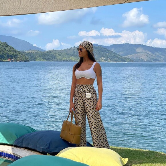 Andressa Suita estava posando para fotos na casa de Gusttavo Lima, em Angra dos Reis