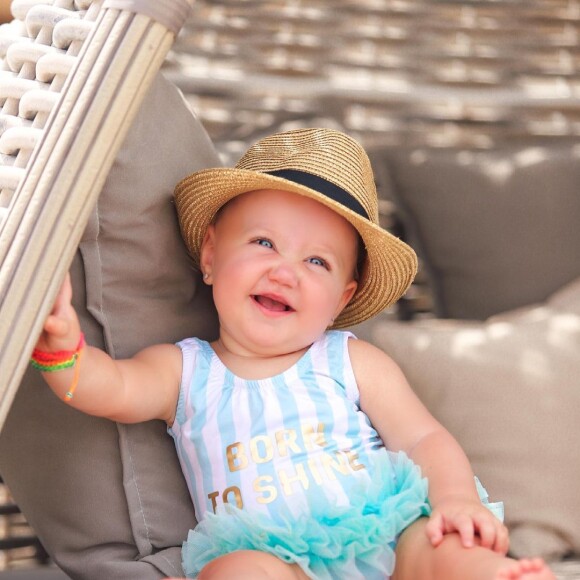 Filha de Ana Paula Siebert e Roberto Justus, Vicky fez 1 ano de idade