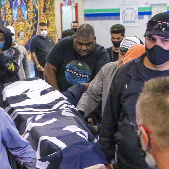 Corpo de MC Kevin foi enterrado com a bandeira do Santos