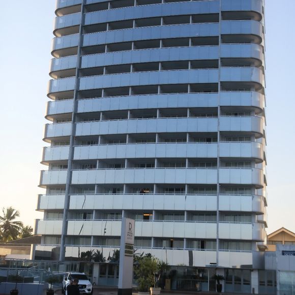 MC Kevin caiu do 5º andar de hotel na Barra da Tijuca, Zona Oeste do Rio de Janeiro, supostamente para escapar de possível flagra da mulher, Deolane Bezerra