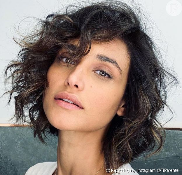 Cabelo curto de Débora Nascimento: atriz adere ao corte Curly Blunt Bob