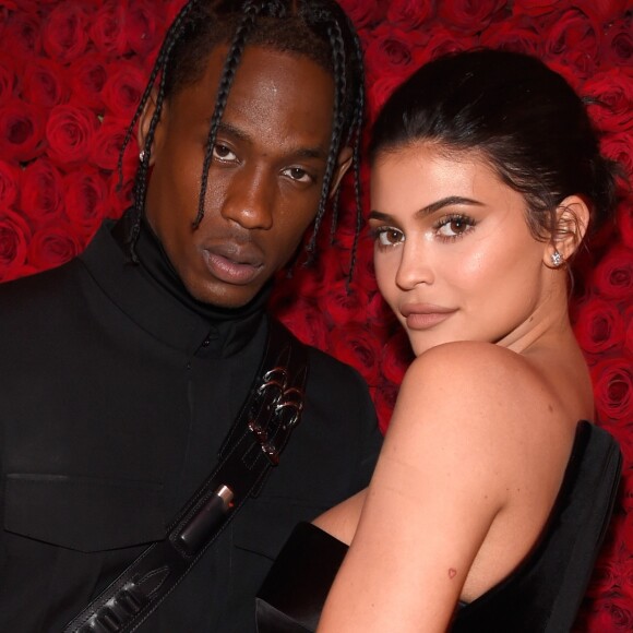 Kylie Jenner nega reconciliação e namoro aberto com o ex-namorado Travis Scott