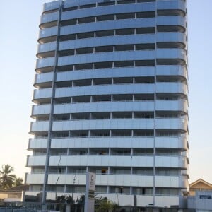 MC Kevin despencou do 5º andar de um hotel no Rio de Janeiro. Depoimento indica que funkeiro tentou pular a sacada para escapar de possível flagra da mulher