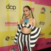 Doja Cat usou conjunto listrado preto e branco da grife Balmain