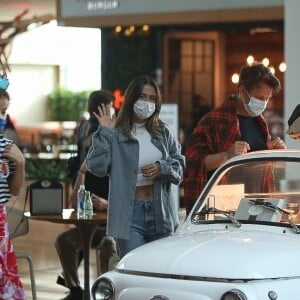 Saulo Poncio e Gabi Brandt são fotografados em passeio no shopping Village Mall, na Barra da Tijuca, zona oeste do Rio de Janeiro, neste domingo, 23 de maio de 2021