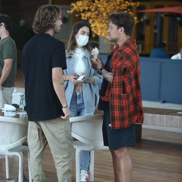 Saulo Poncio e Gabi Brandt são fotografados em passeio no shopping Village Mall, na Barra da Tijuca, zona oeste do Rio de Janeiro, neste domingo, 23 de maio de 2021