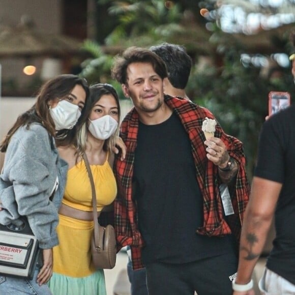 Saulo Poncio e Gabi Brandt são fotografados em passeio no shopping Village Mall, na Barra da Tijuca, zona oeste do Rio de Janeiro, neste domingo, 23 de maio de 2021