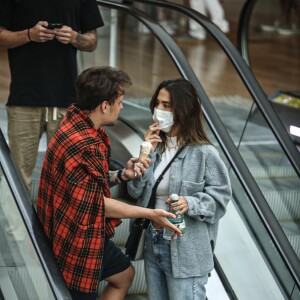 Saulo Poncio e Gabi Brandt são fotografados em passeio no shopping Village Mall, na Barra da Tijuca, zona oeste do Rio de Janeiro, neste domingo, 23 de maio de 2021