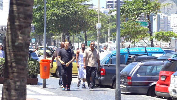 Rapper americano Jason Derulo aproveita tarde de sol no Rio de Janeiro acompanhado de seguranças