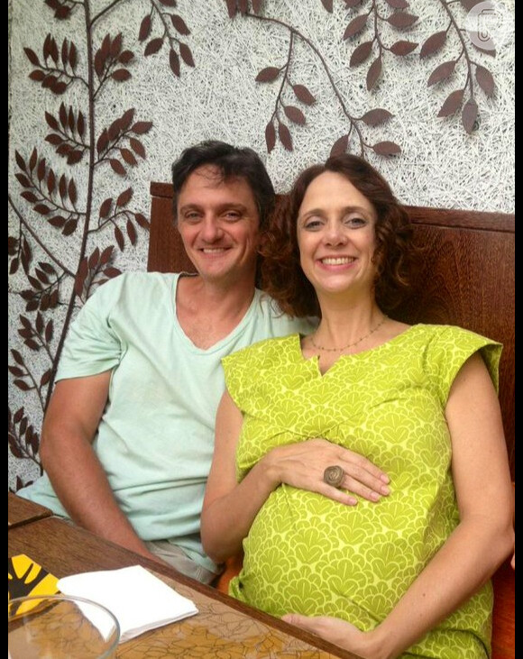 Leticia posa com o barrigão de oito meses ao lado do irmão e padrinho de Teresa, Bruno Grael