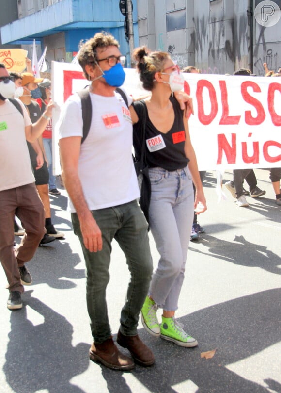 Claudio Amaral Peixoto vai à manifestaççao com a namorada
