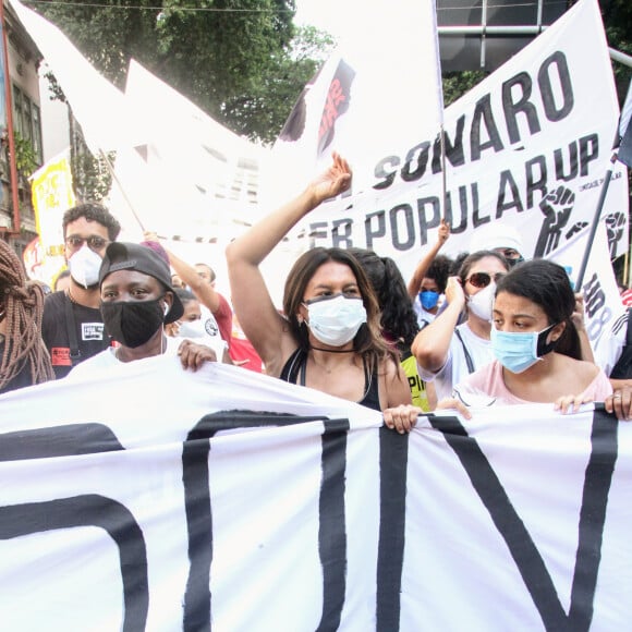 Dira Paes cobra vacina para todos em manifestação